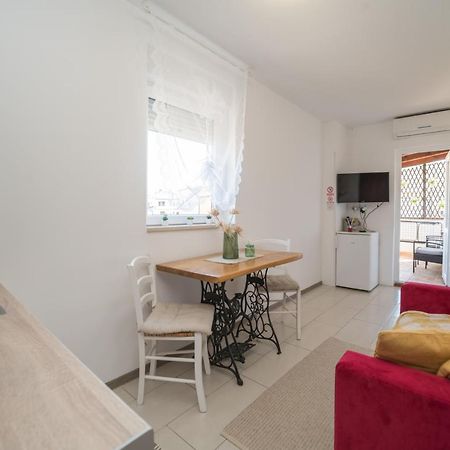 Red Karmenita Apartment Umag Exterior photo