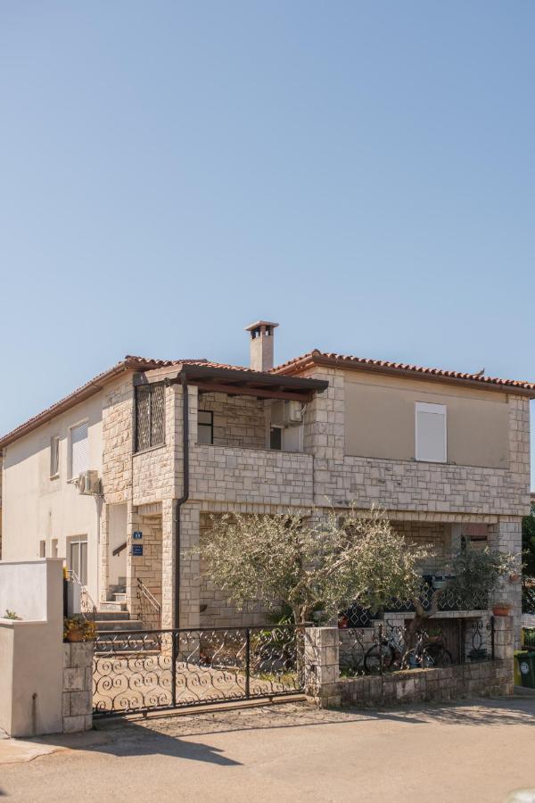 Red Karmenita Apartment Umag Exterior photo