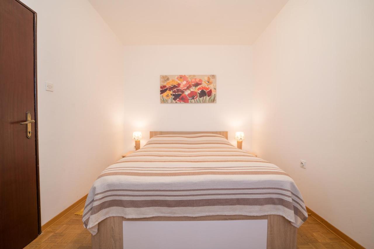 Red Karmenita Apartment Umag Exterior photo