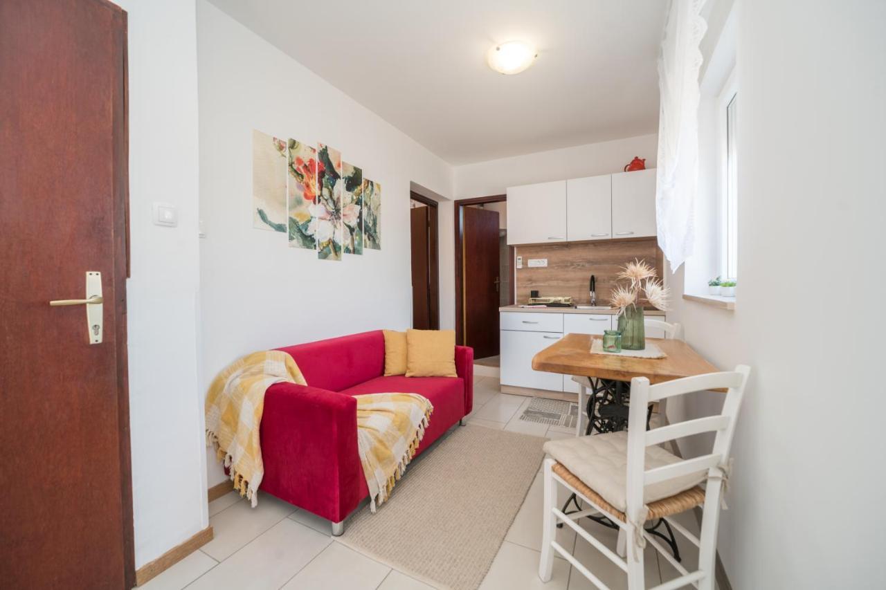 Red Karmenita Apartment Umag Exterior photo