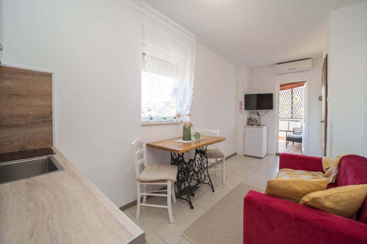 Red Karmenita Apartment Umag Exterior photo