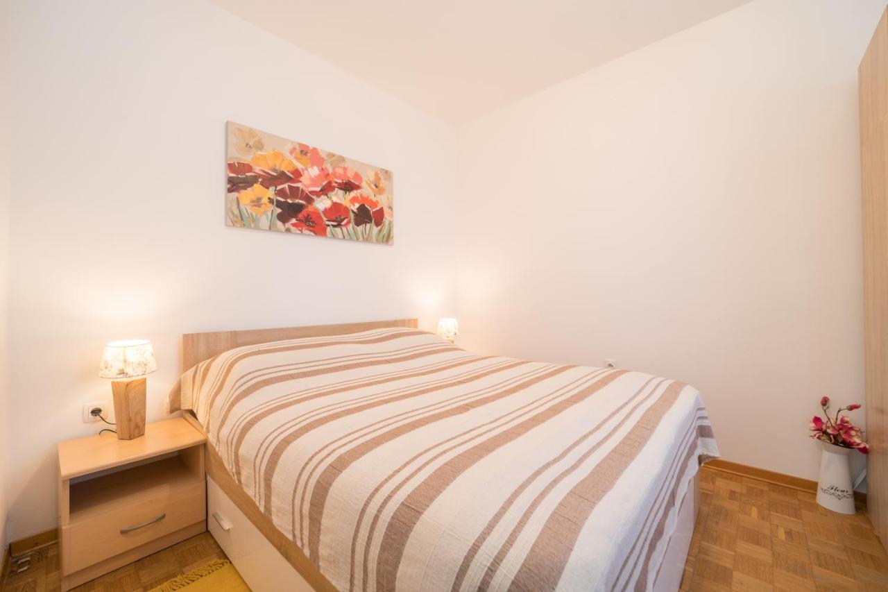 Red Karmenita Apartment Umag Exterior photo