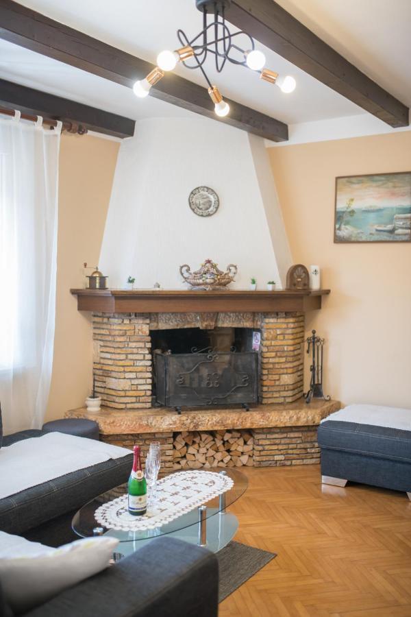 Red Karmenita Apartment Umag Exterior photo