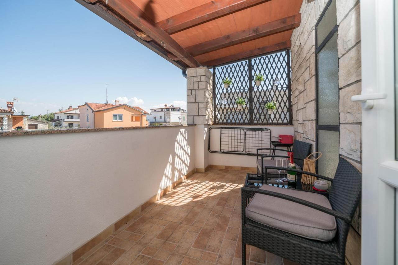 Red Karmenita Apartment Umag Exterior photo
