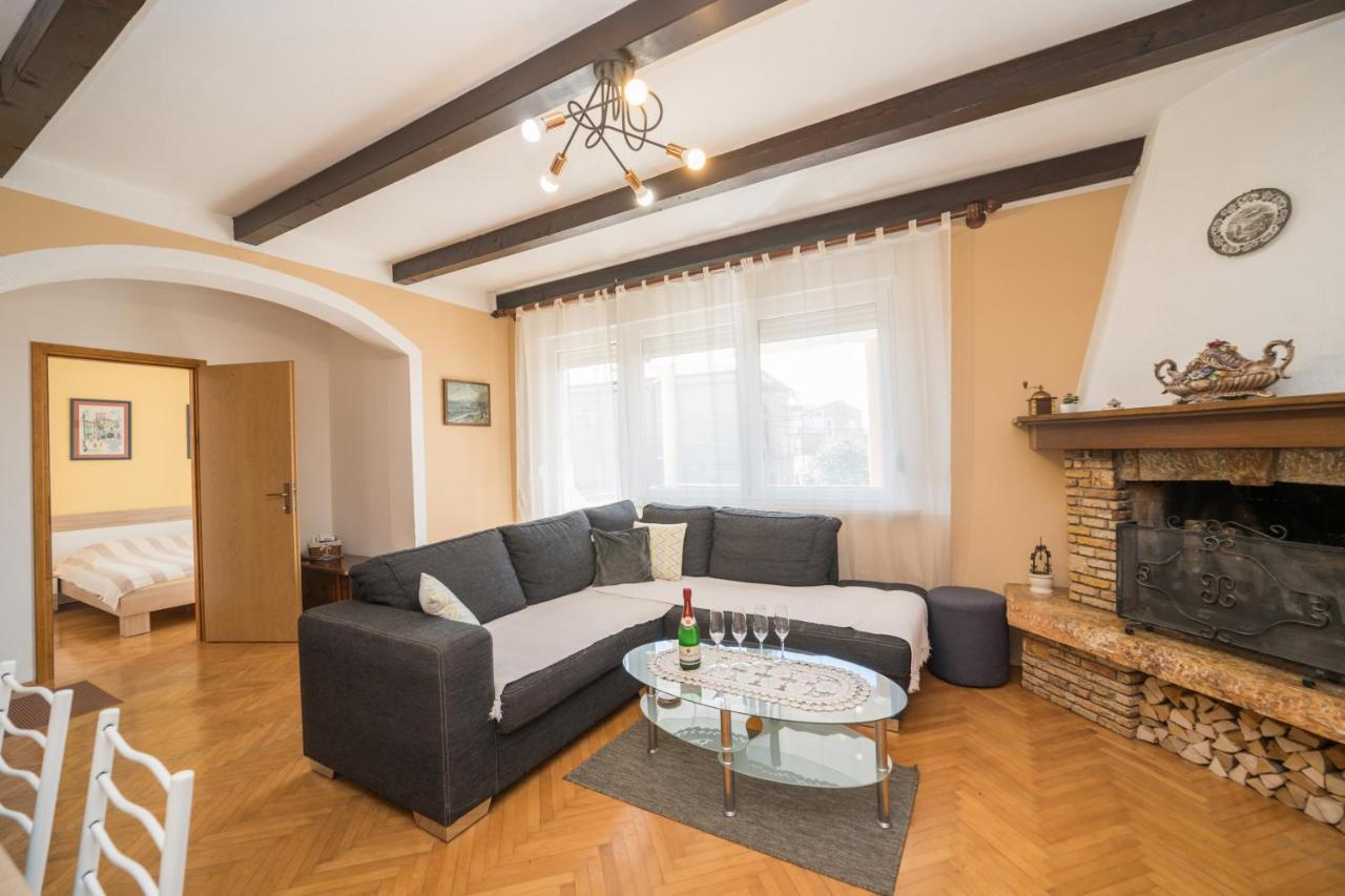 Red Karmenita Apartment Umag Exterior photo