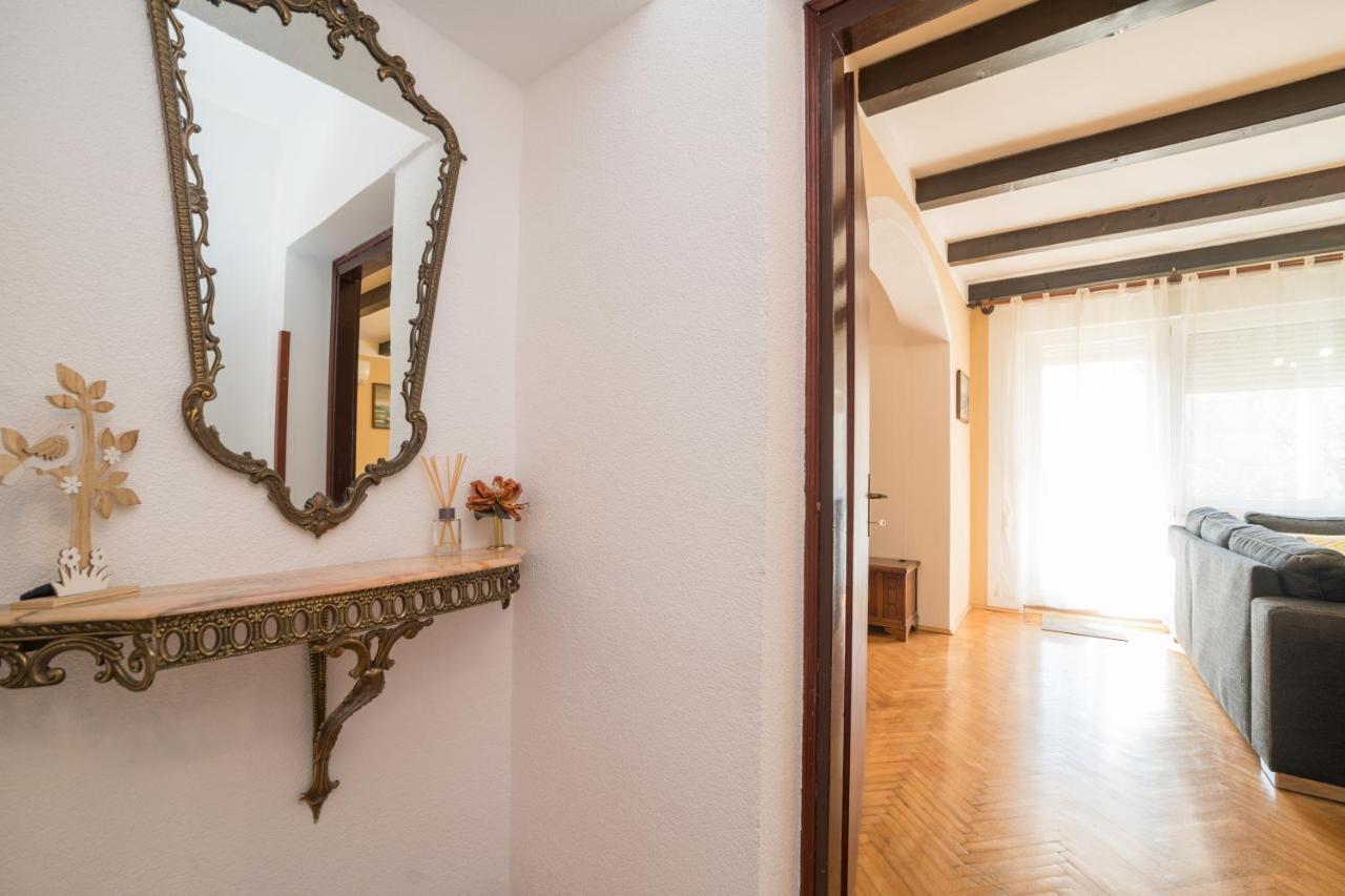 Red Karmenita Apartment Umag Exterior photo