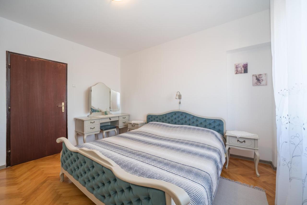 Red Karmenita Apartment Umag Exterior photo
