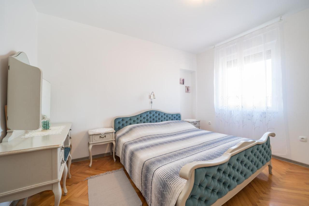 Red Karmenita Apartment Umag Exterior photo