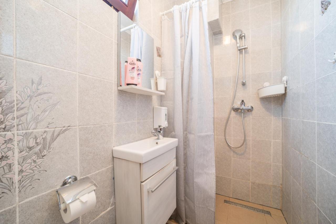 Red Karmenita Apartment Umag Exterior photo