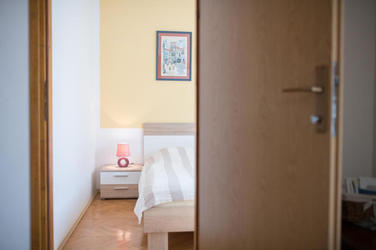 Red Karmenita Apartment Umag Exterior photo