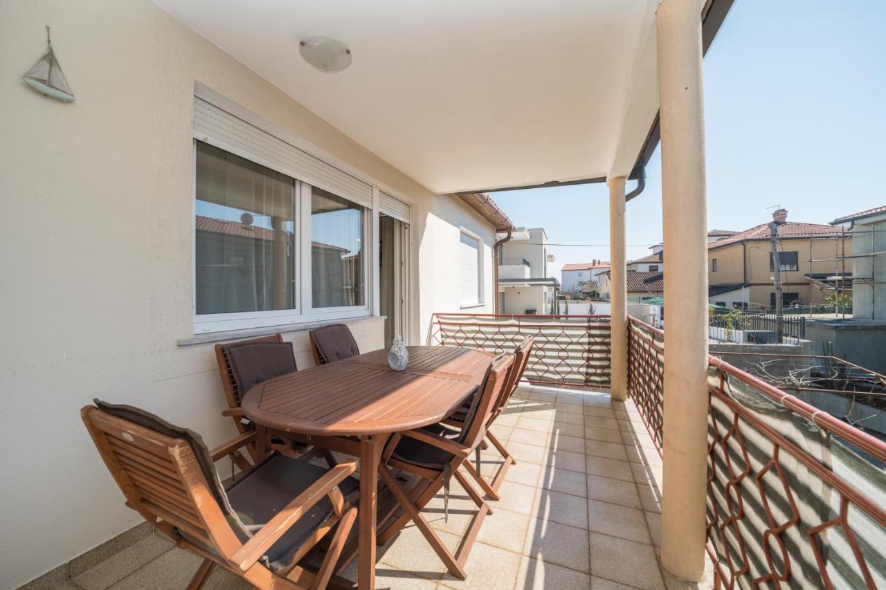 Red Karmenita Apartment Umag Exterior photo