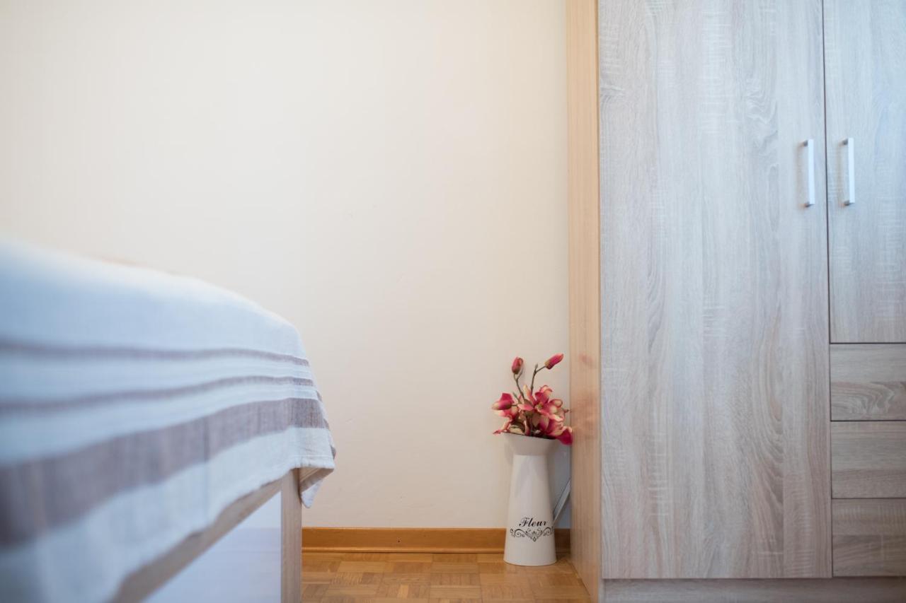 Red Karmenita Apartment Umag Exterior photo
