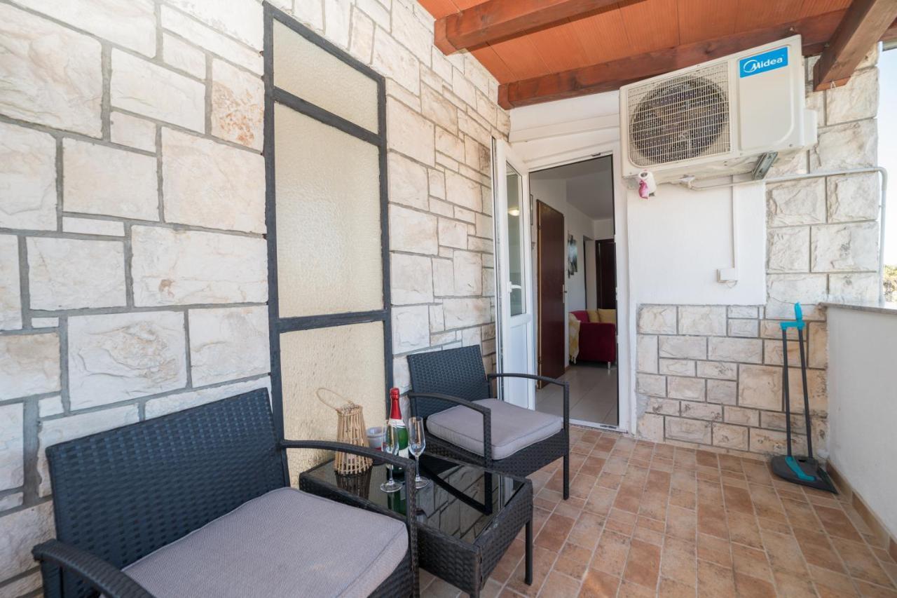 Red Karmenita Apartment Umag Exterior photo