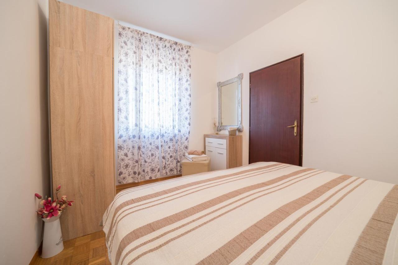 Red Karmenita Apartment Umag Exterior photo