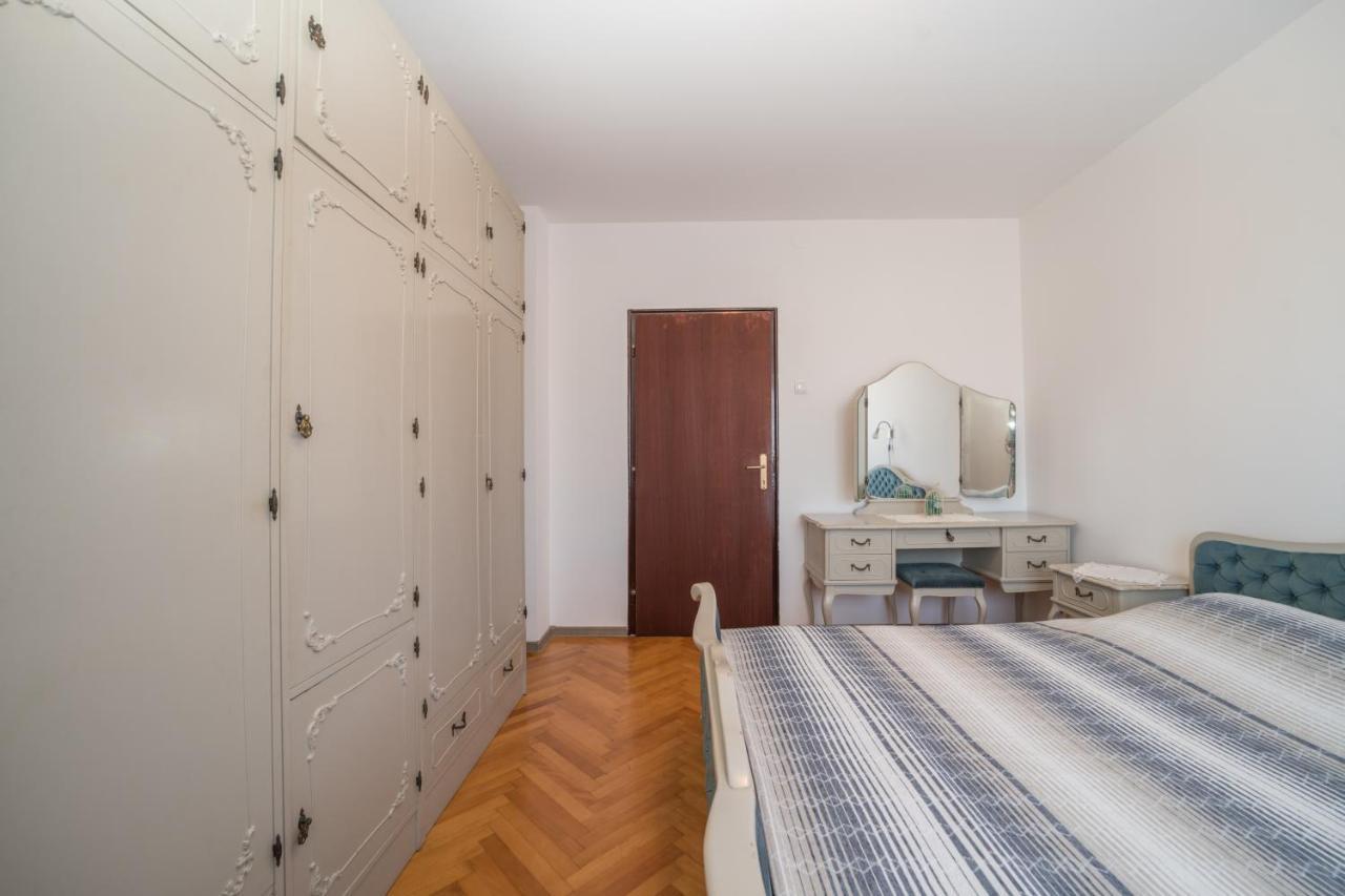 Red Karmenita Apartment Umag Exterior photo