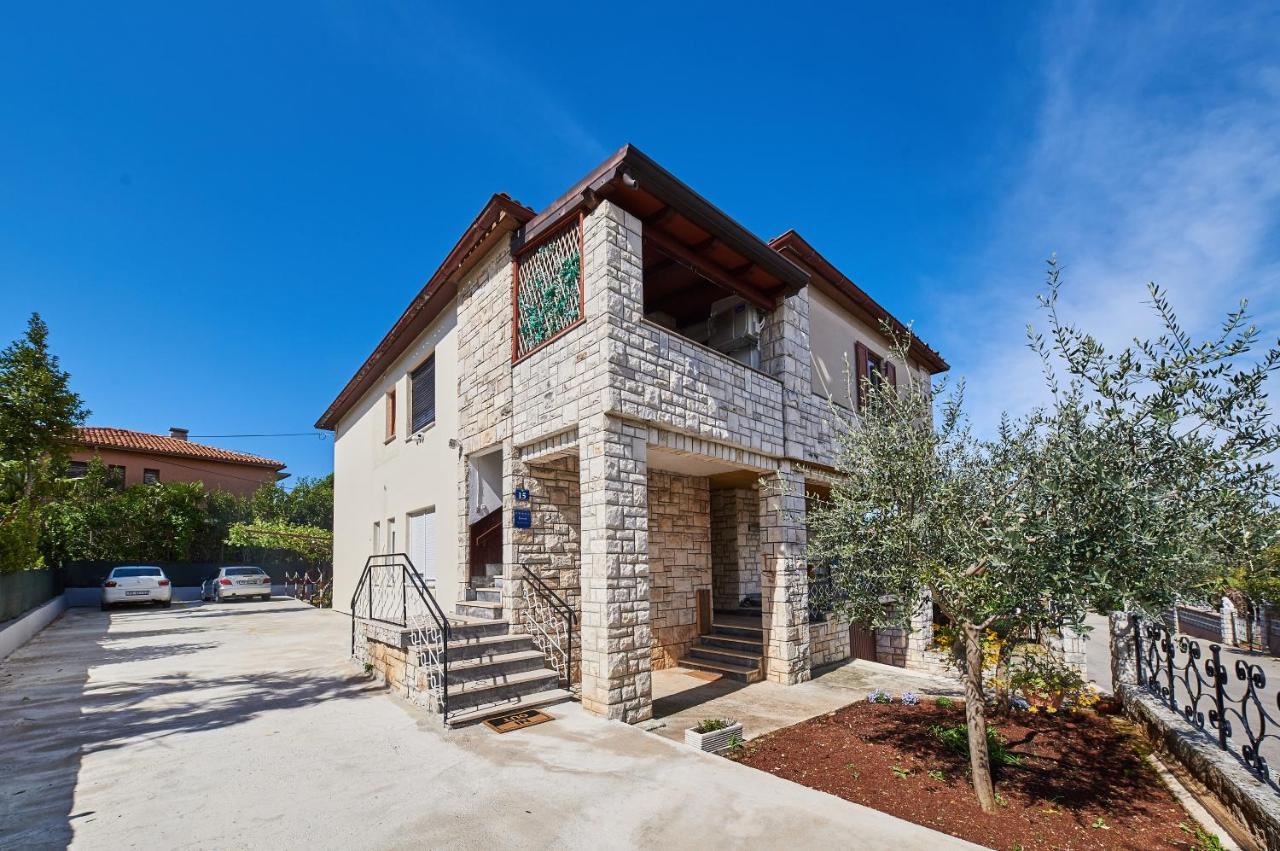 Red Karmenita Apartment Umag Exterior photo
